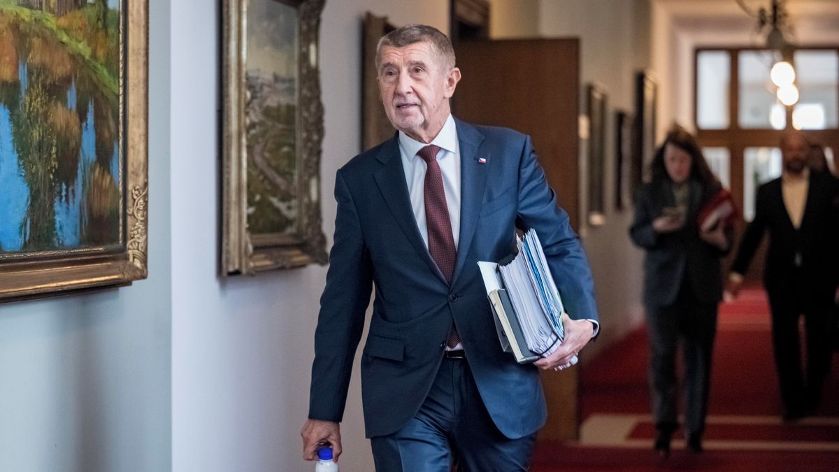 Babiš se pustil do řešení neochoty bank půjčovat zbrojařům